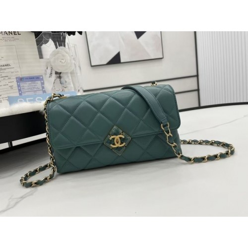 Sac à bandoulière en cuir d'agneau à rabat Chanel AS2557 vert