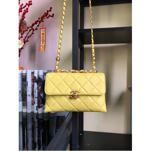 Sac à bandoulière en cuir d'agneau à rabat Chanel AS3011 jaune