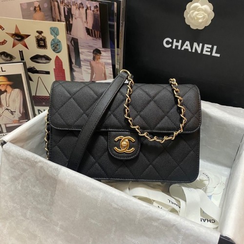 Chanel Sac à bandoulière à rabat en cuir de veau grainé AS3002 noir