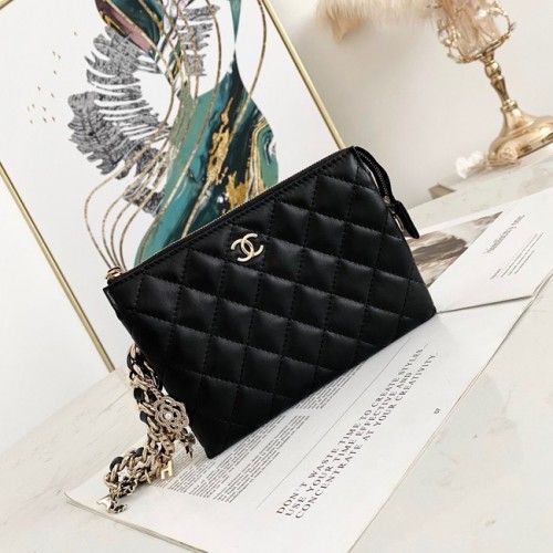 Pochette Chanel en cuir de veau grainé 81050 noir