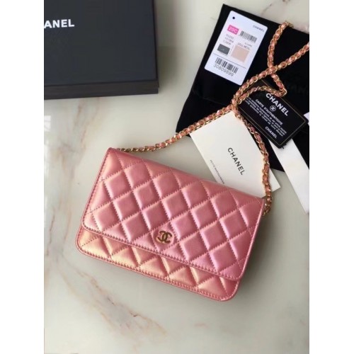 Chanel Portefeuille chaîne en cuir de veau irisé 33814 rose