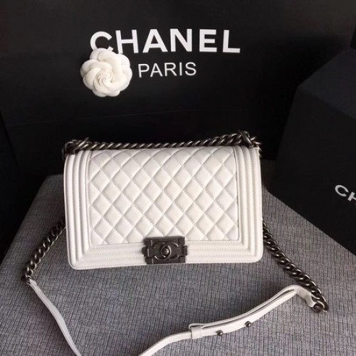 Chanel LE BOY Sac à bandoulière en cuir de mouton A67086 blanc