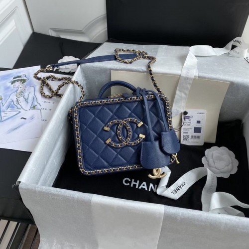 Sac à cosmétiques en métal doré en cuir de veau cristal d'agneau Chanel 8817 bleu foncé
