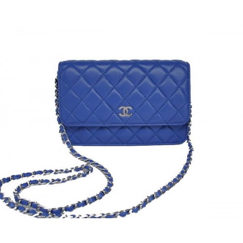 Sac à rabat Chanel en peau d'agneau A33814 bleu avec quincaillerie argentée