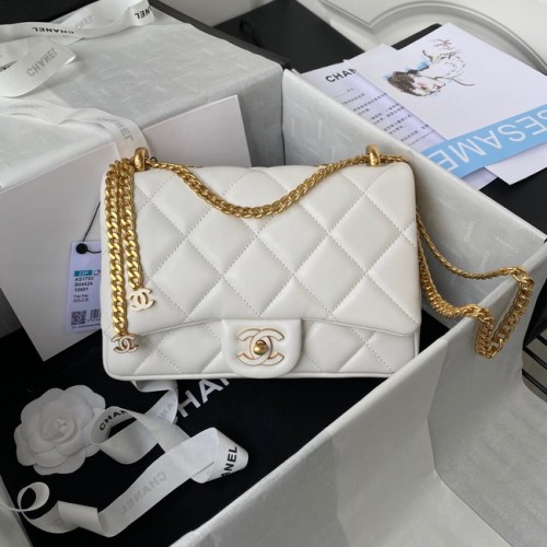 Chanel PETIT SAC À RABAT EN CUIR D'AGNEAU AS1793 blanc