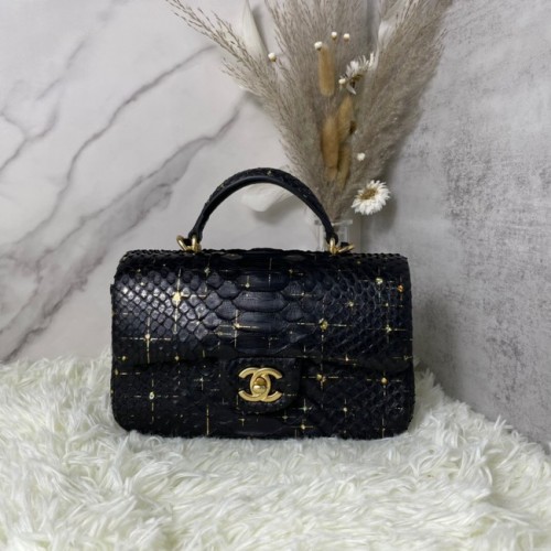 Chanel Mini sac à rabat en peau de serpent avec poignée supérieure AS2431 noir