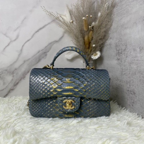 Chanel Mini sac à rabat en peau de serpent avec poignée supérieure AS2431 gris foncé