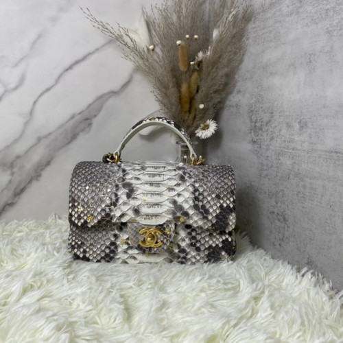 Chanel Mini sac à rabat en peau de serpent avec poignée supérieure AS2431 gris