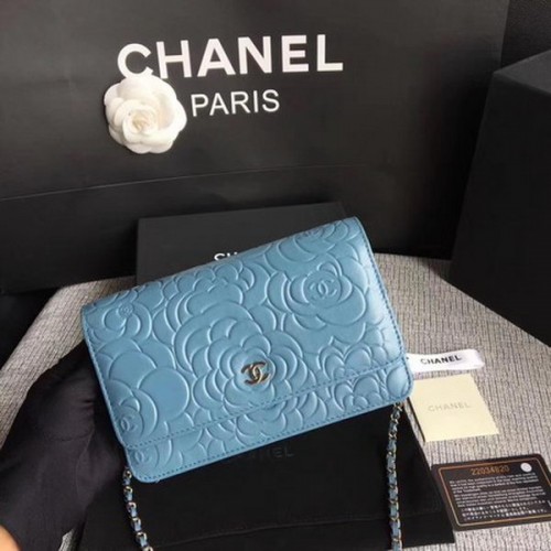 Mini sac à rabat en cuir de camélia bleu ciel Chanel WOC A33814 Argent