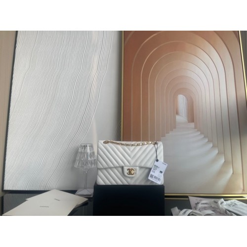 Chanel sac à main classique Agneau métal doré V01112 blanc