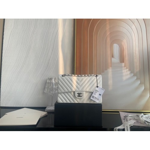 Chanel sac à main classique Agneau métal argenté V01112 blanc