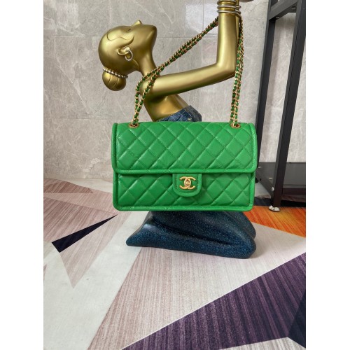 Chanel sac à rabat Cuir de veau grainé AS2358 vert