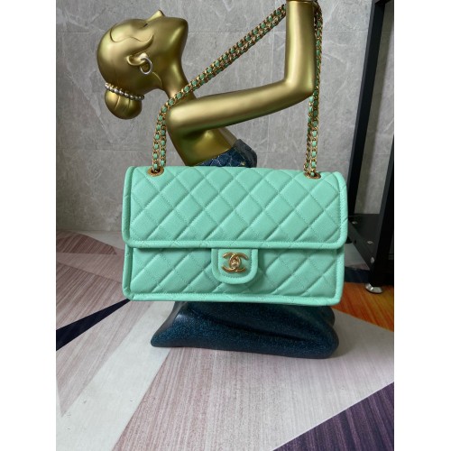 Chanel sac à rabat Cuir de veau grainé AS2358 vert clair