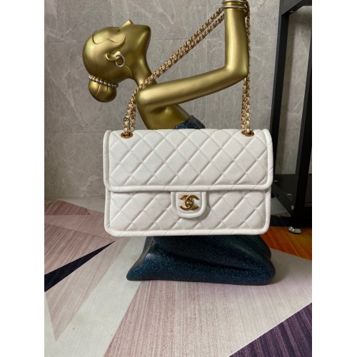 Chanel sac à rabat Cuir de veau grainé AS2358 blanc