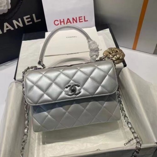 Chanel sac à rabat avec poignée supérieure AS2215 Argent