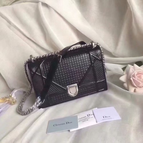 SAC DIORAMA EN CUIR DE VEAU MÉTALLISÉ NOIR À MOTIF MICRO-CANNAGE M0422