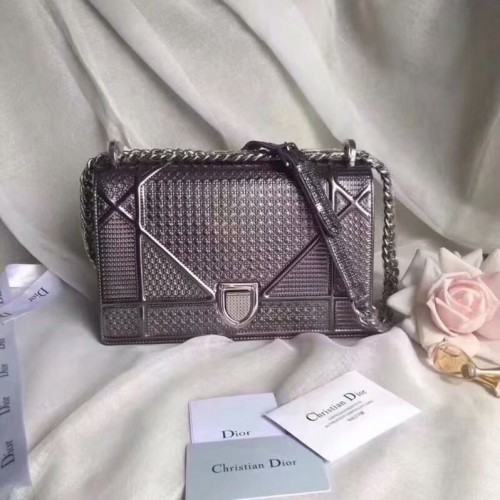 SAC DIORAMA CUIR DE VEAU MÉTALLISÉ À MOTIF MICRO-CANNAGE M0422 GRIS