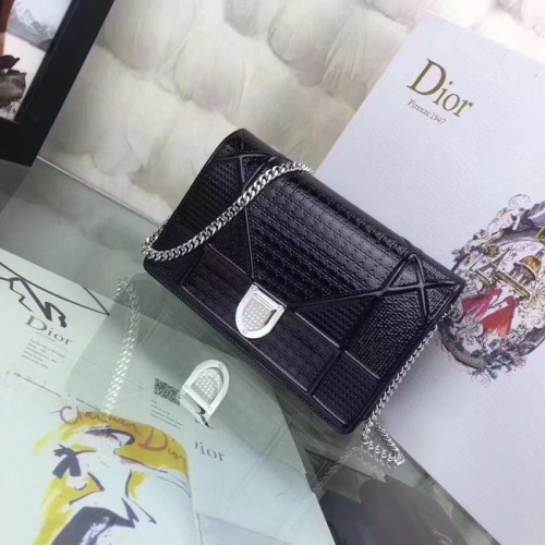 DIORAMA PORTEFEUILLE SUR POCHETTE CHAÎNE CUIR DE VEAU MÉTALLISÉ À MOTIF MICRO-CANNAGE S0328 noir