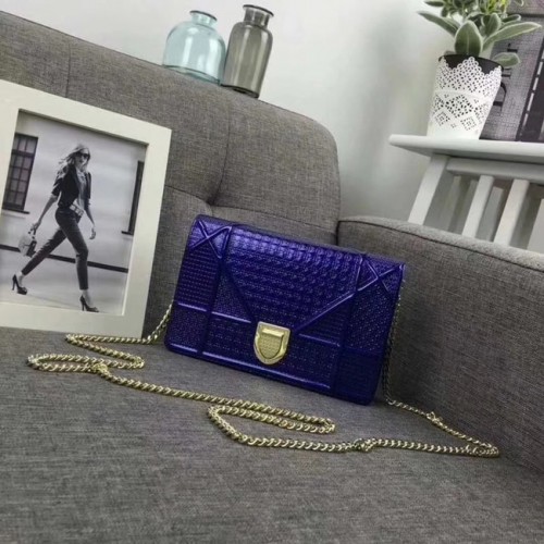 PORTEFEUILLE DIORAMA SUR POCHETTE CHAÎNE CUIR DE VEAU MÉTALLISÉ À MOTIF MICRO-CANNAGE S0328 bleu