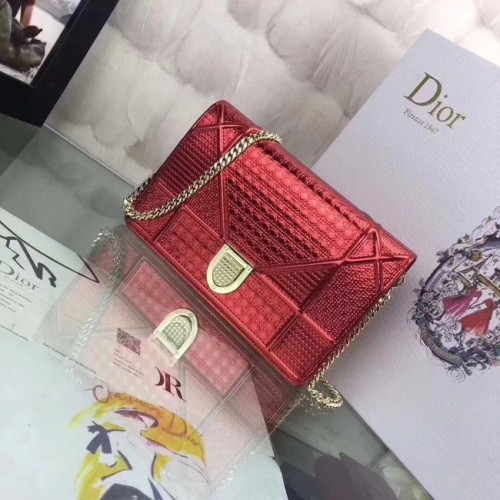 PORTEFEUILLE DIORAMA SUR POCHETTE CHAÎNE CUIR DE VEAU MÉTALLISÉ À MOTIF MICRO-CANNAGE S0328 rouge