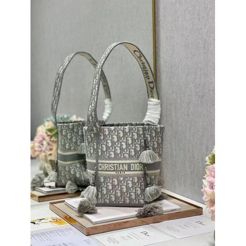 Sac seau brodé Dior Bubble Maple Leaf C1076 gris