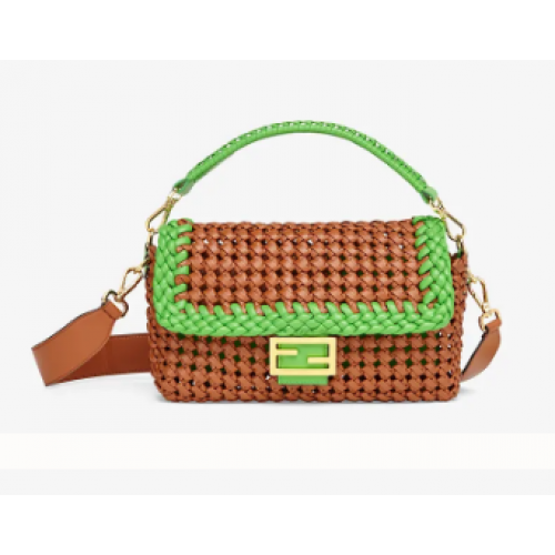 FENDI BAGUETTE Sac entrelacé en cuir marron 8BR600A