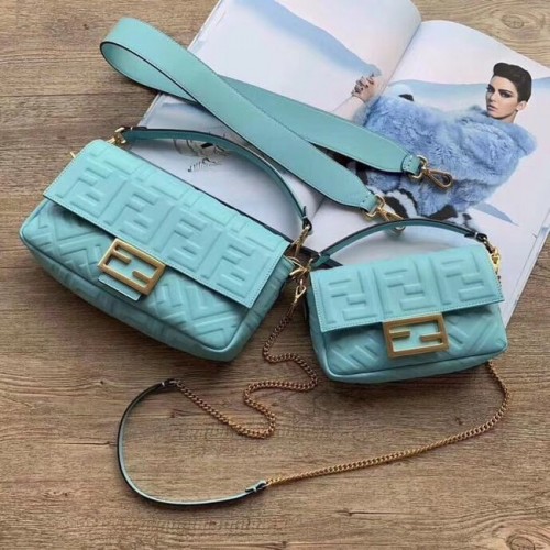 FENDI BAGUETTE Mini sac à bandoulière 8BS017 bleu clair
