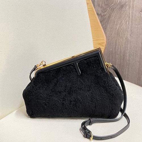 FENDI FIRST PETIT sac en peau de mouton laine 5FB2217 noir