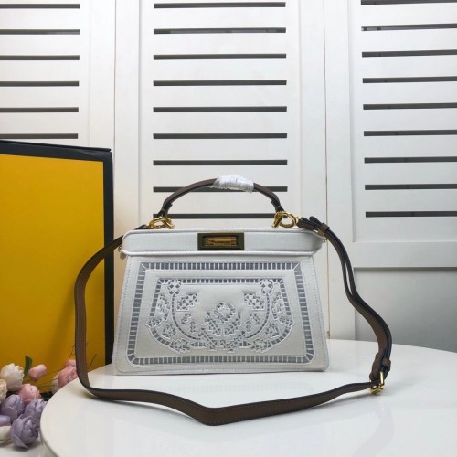 FENDI PEEKABOO ICONIC avec décoration de broderie blanche F6509