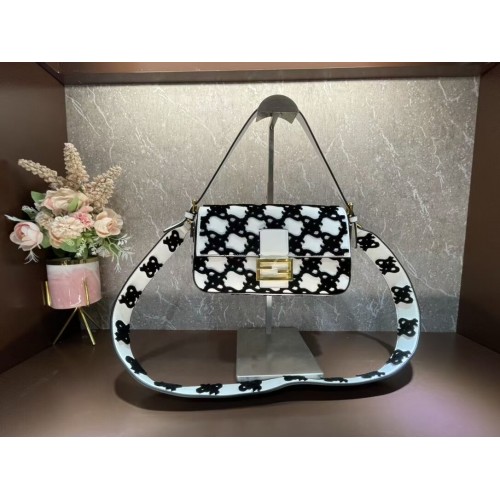Fendi BAGUETTE Sac en cuir tressé noir et blanc 8BR600A