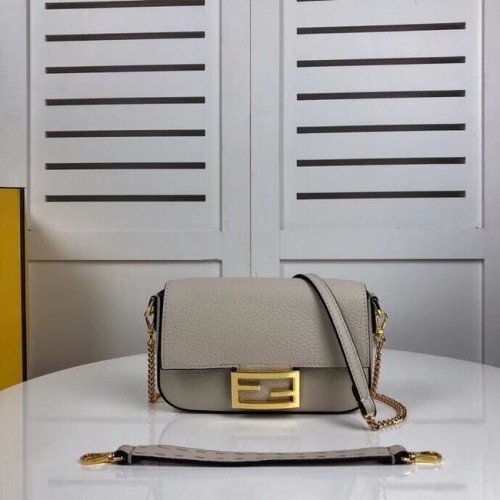 Fendi Sac BAGUETTE en cuir F2467 beige