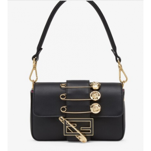 Fendi Broche mini baguette Fendace sac en cuir 8BS066A noir