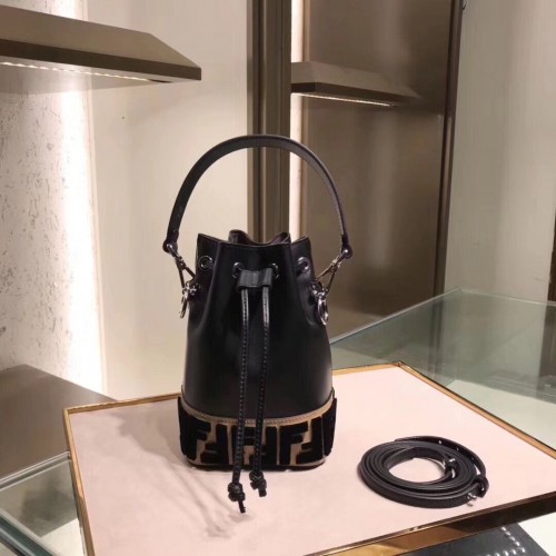 Fendi Sac fourre-tout à rabat en cuir de veau 3326 Noir et marron