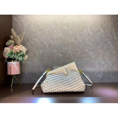 Fendi First Small sac entrelacé en cuir 8BP129A crème