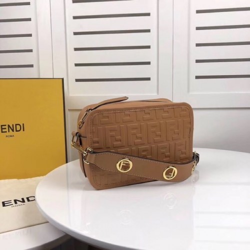 Fendi MINI CAMERA CASE sac en cuir 8BS019A abricot