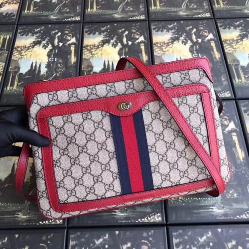 Gucci GG Supreme sac à bandoulière moyen 523354 rouge