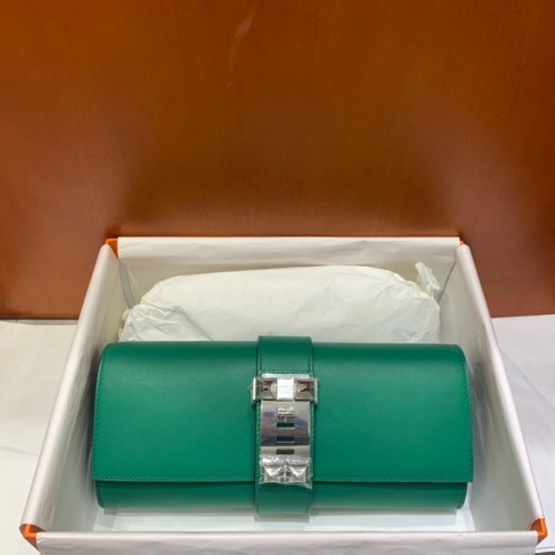 Hermes H Medor Swift Pochette en cuir 37566 matériel vert et argent