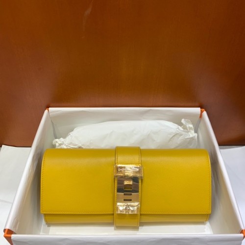 Hermes H Medor Swift Pochette en cuir 37566 matériel jaune et or