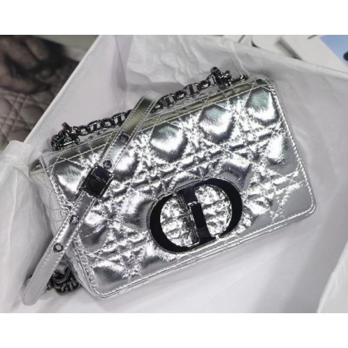 PETIT SAC DIOR CARO Cuir de veau métallisé froissé Dior Spatial argenté M9241B