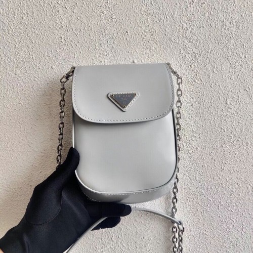 Prada Mini-sac en cuir brossé 1BH185 gris clair