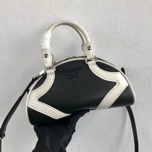 Prada Fourre-tout en cuir de veau 1BD071 noir et blanc