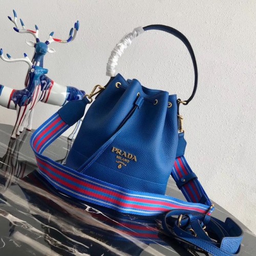 Prada Sac seau en cuir 1BE018 bleu