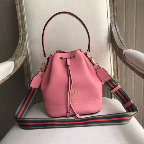 Prada Sac seau en cuir 1BE018 rose