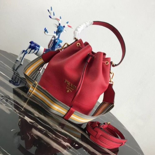 Prada Sac seau en cuir 1BE018 rouge