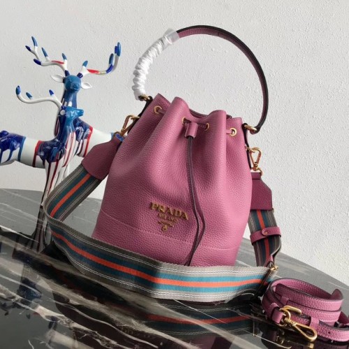 Prada Sac seau en cuir 1BE018 rose