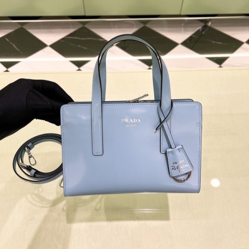 Prada Re-Edition 1995 petit sac à bandoulière en cuir brossé 1BA357 bleu clair