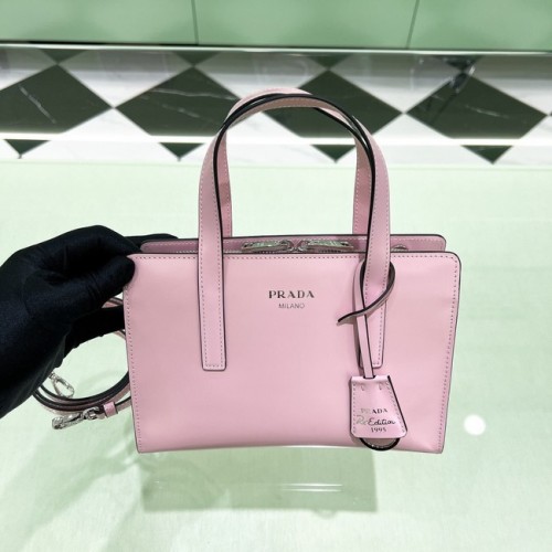 Prada Re-Edition 1995 petit sac à bandoulière en cuir brossé 1BA357 rose