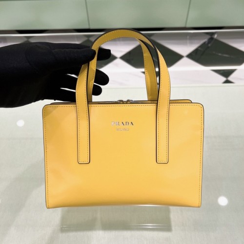 Prada Re-Edition 1995 petit sac à bandoulière en cuir brossé 1BA357 jaune