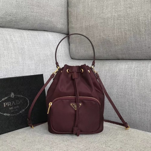 Prada Re-Edition sac cabas en nylon 81166 Bordeaux
