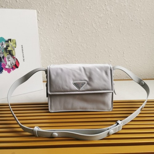Bandoulière Prada Re-Nylon 1BD313 gris clair